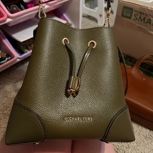 Michael kors bucket bag small